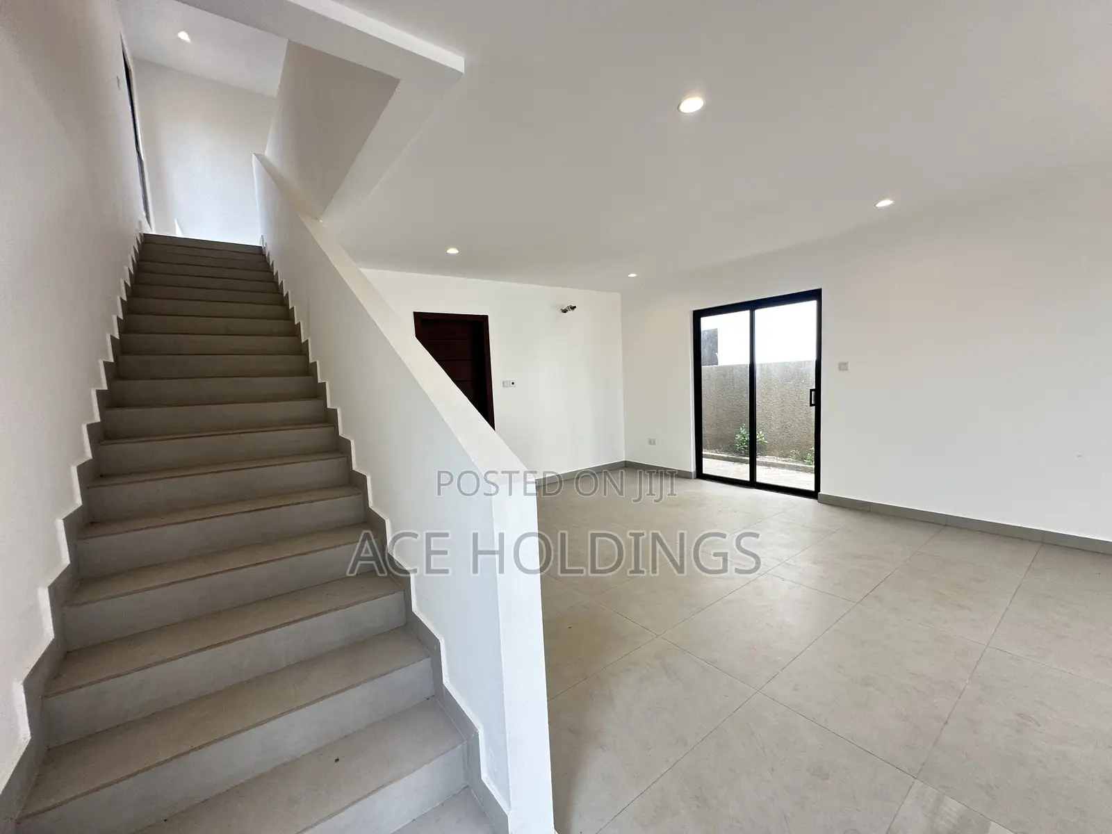 3bdrm Townhouse/Terrace in Community 25, Tema Metropolitan for sale