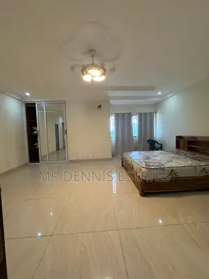 8bdrm House in Westhills Mall for rent