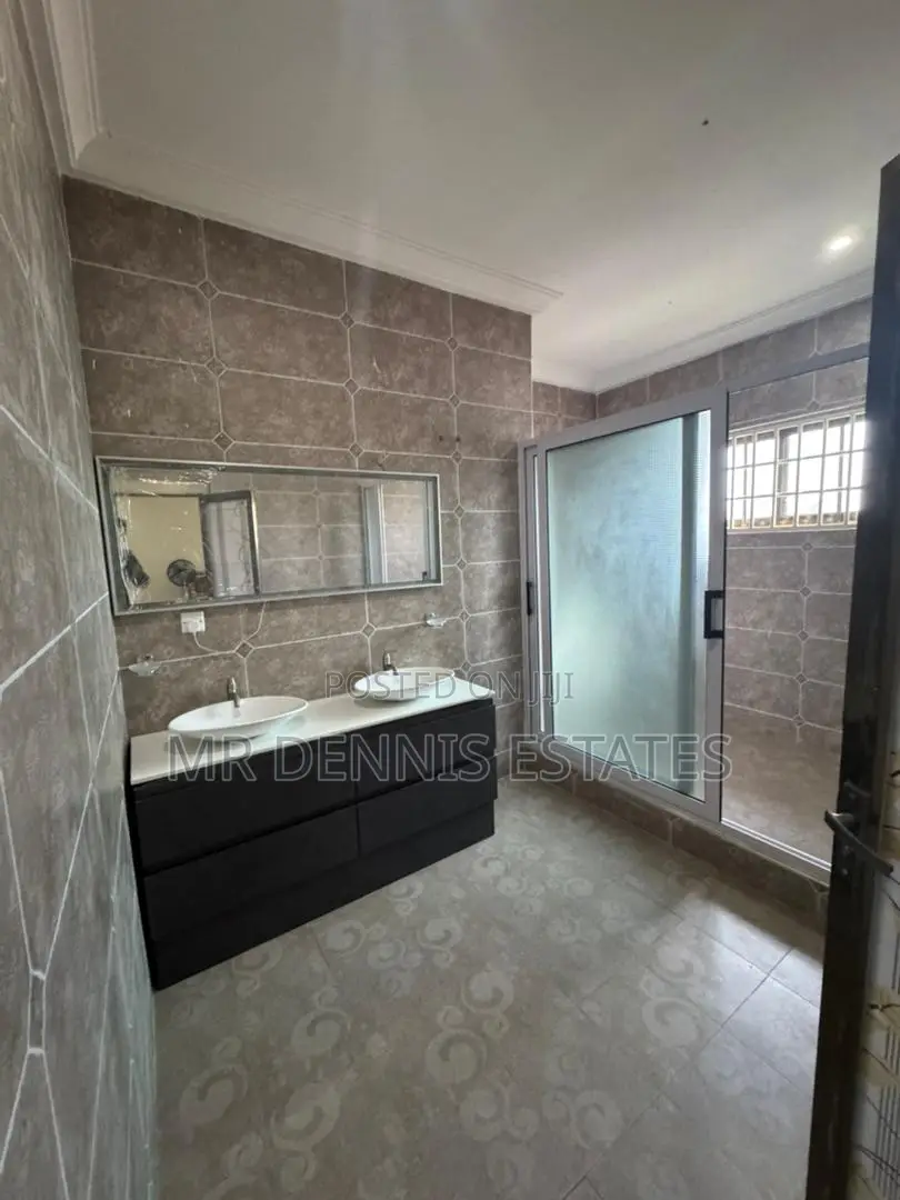 8bdrm House in Westhills Mall for rent