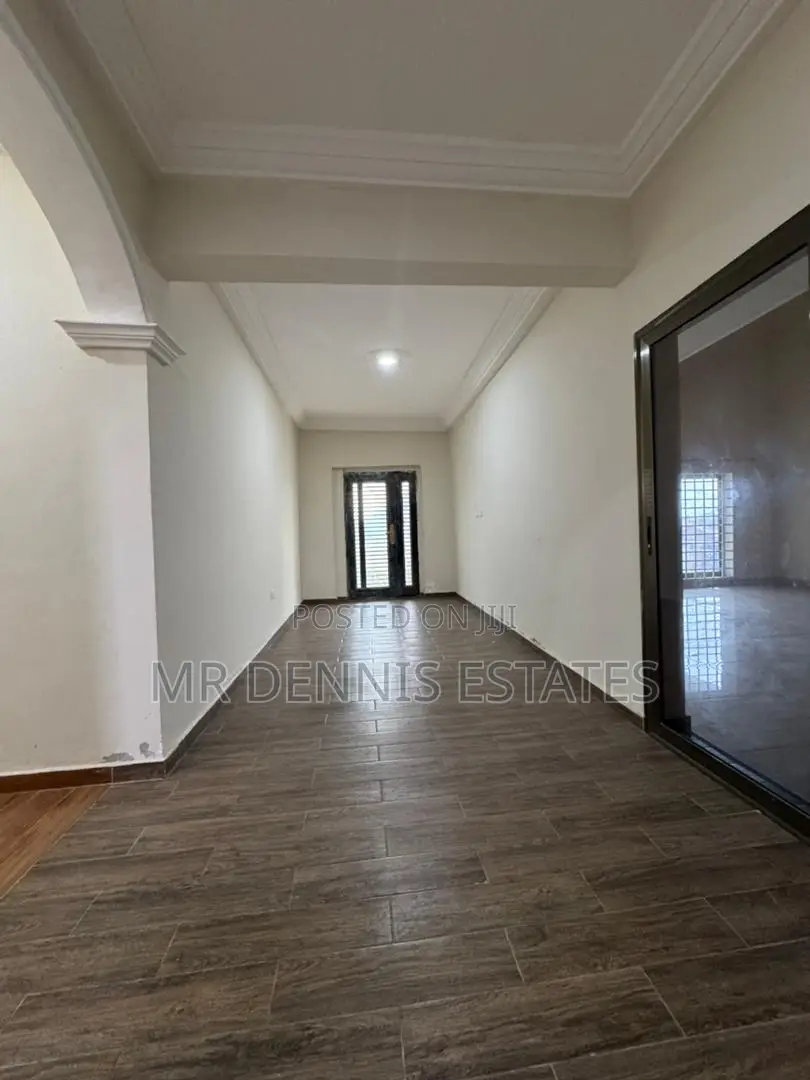 8bdrm House in Westhills Mall for rent