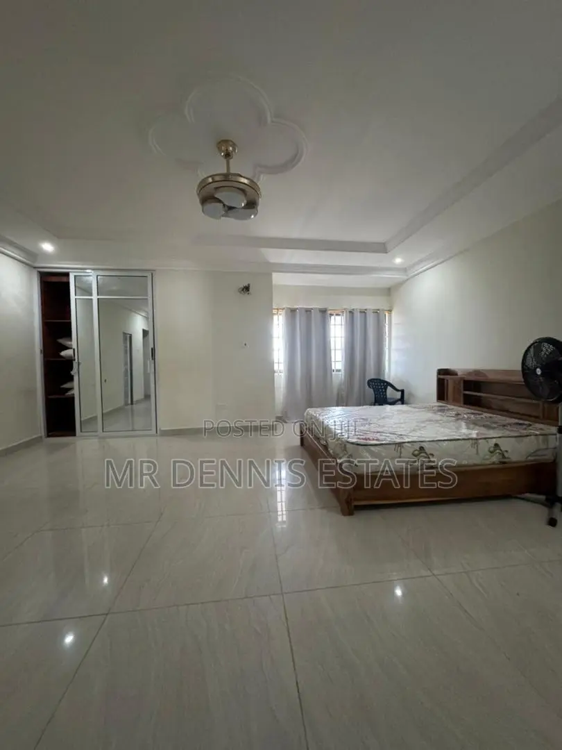 8bdrm House in Westhills Mall for rent