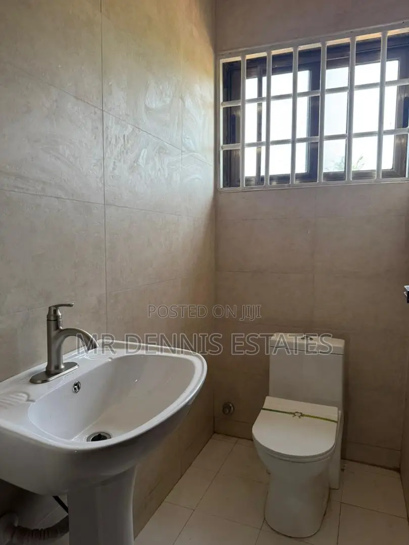 8bdrm House in Westhills Mall for rent