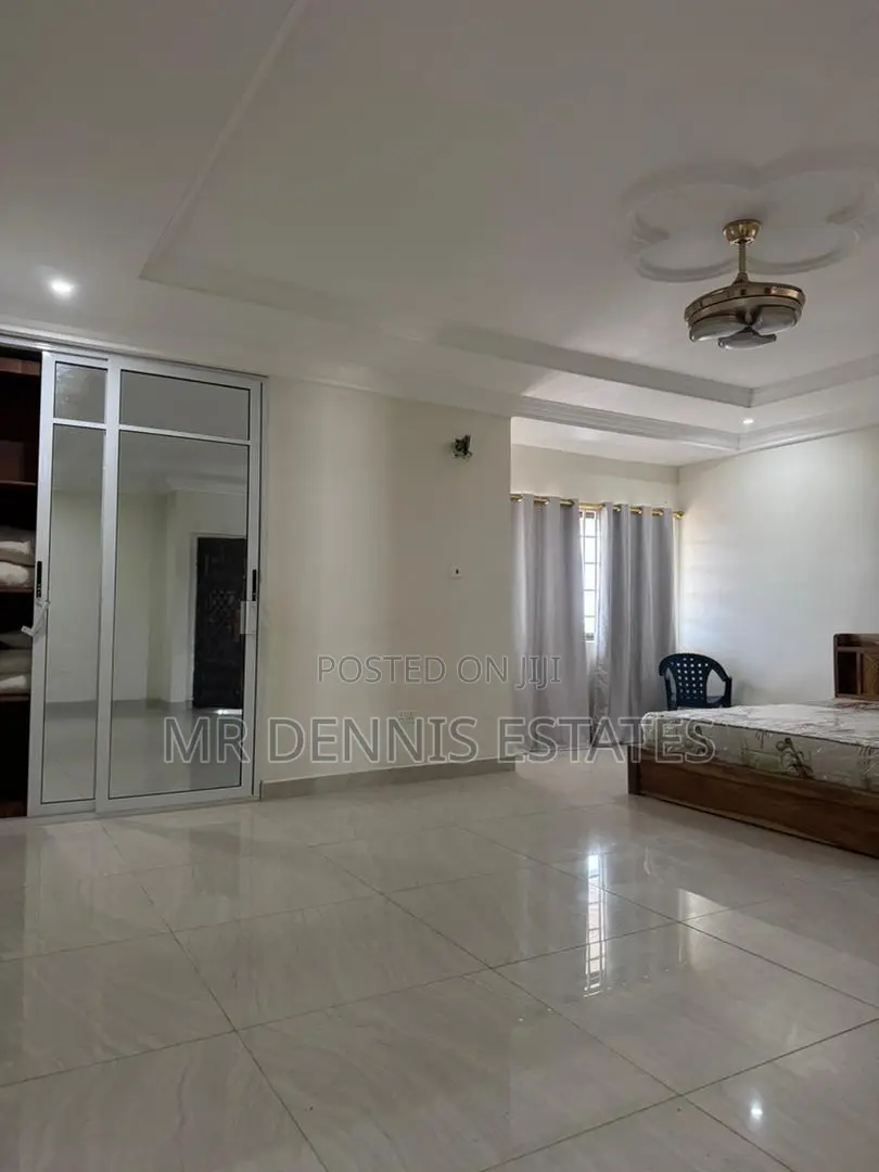 8bdrm House in Westhills Mall for rent
