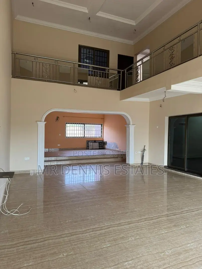 8bdrm House in Westhills Mall for rent