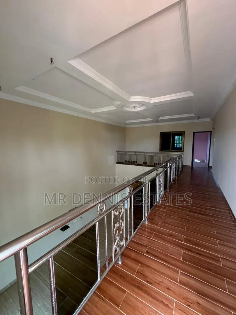 8bdrm House in Westhills Mall for rent