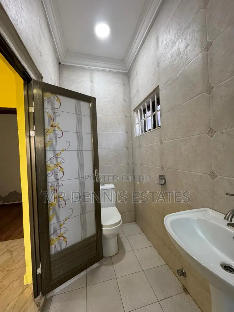 8bdrm House in Westhills Mall for rent