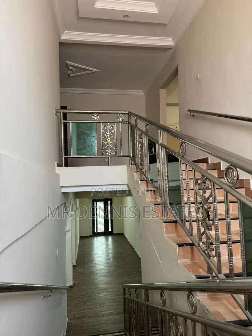 8bdrm House in Westhills Mall for rent