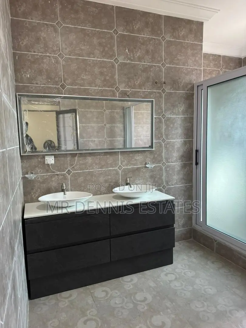 8bdrm House in Westhills Mall for rent
