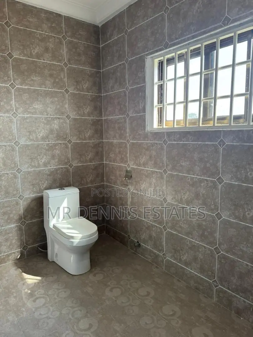 8bdrm House in Westhills Mall for rent