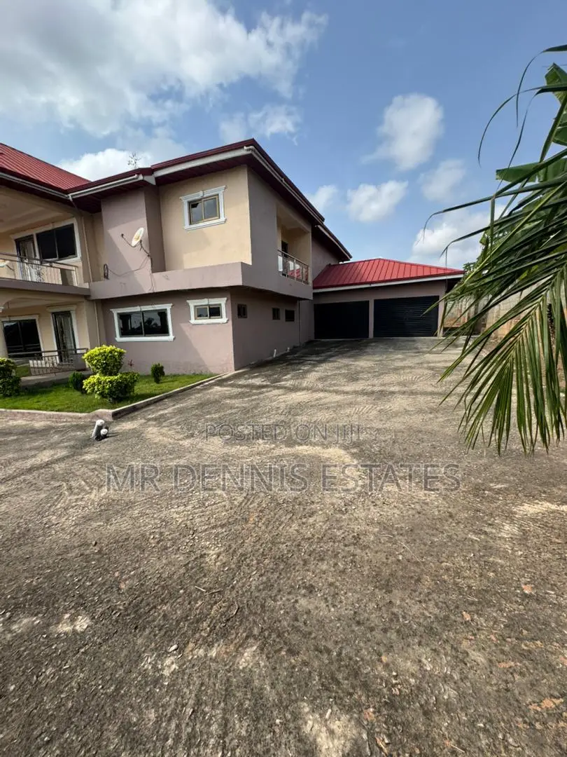 8bdrm House in Westhills Mall for rent