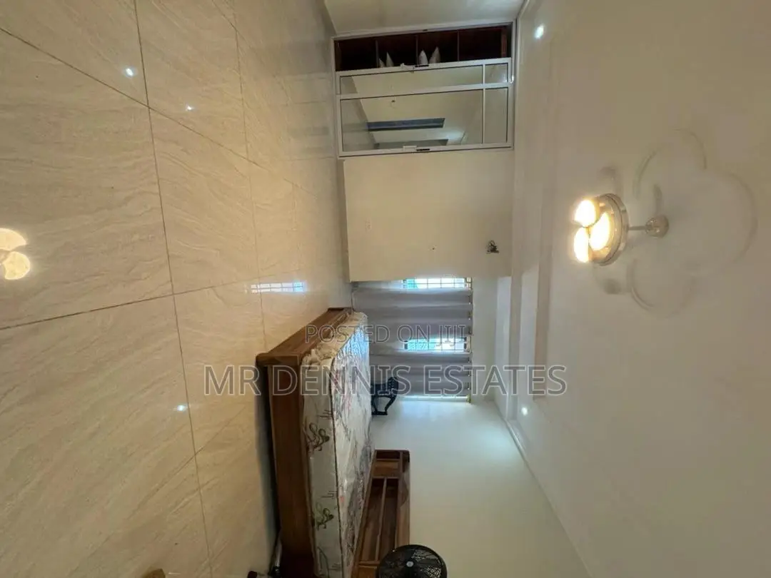 8bdrm House in Westhills Mall for rent