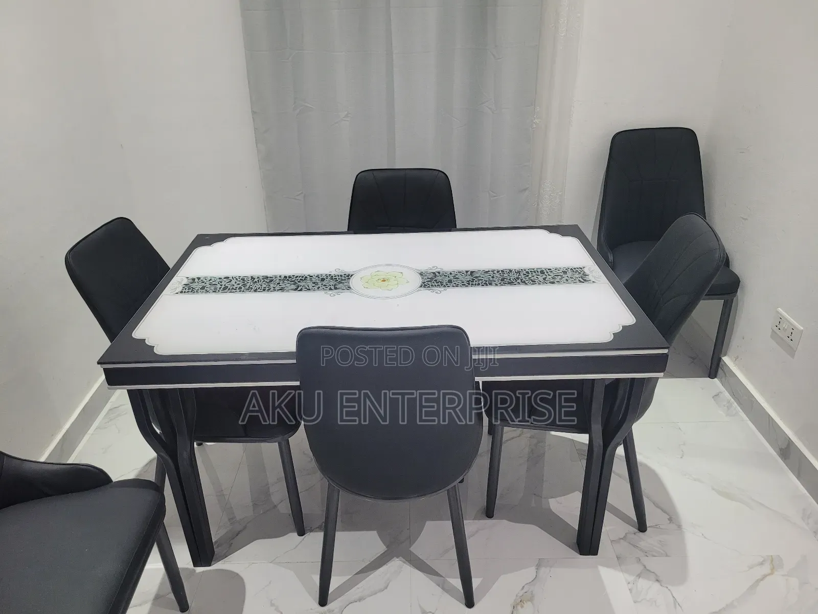 Dinning Table With 4 or 6 Chairs
