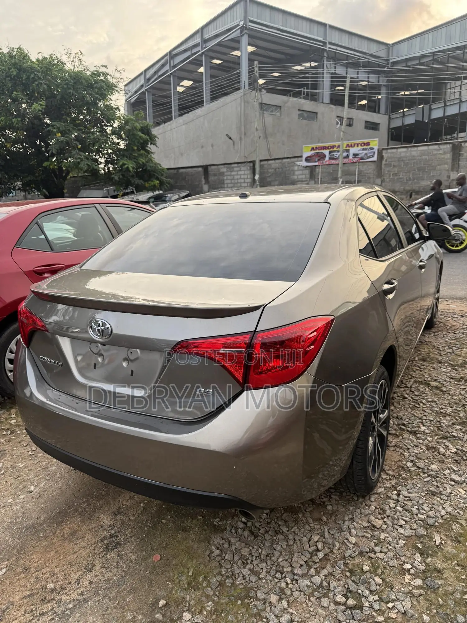 Toyota Corolla SE 4dr Sedan (1.8L 4cyl CVT) 2017 Brown