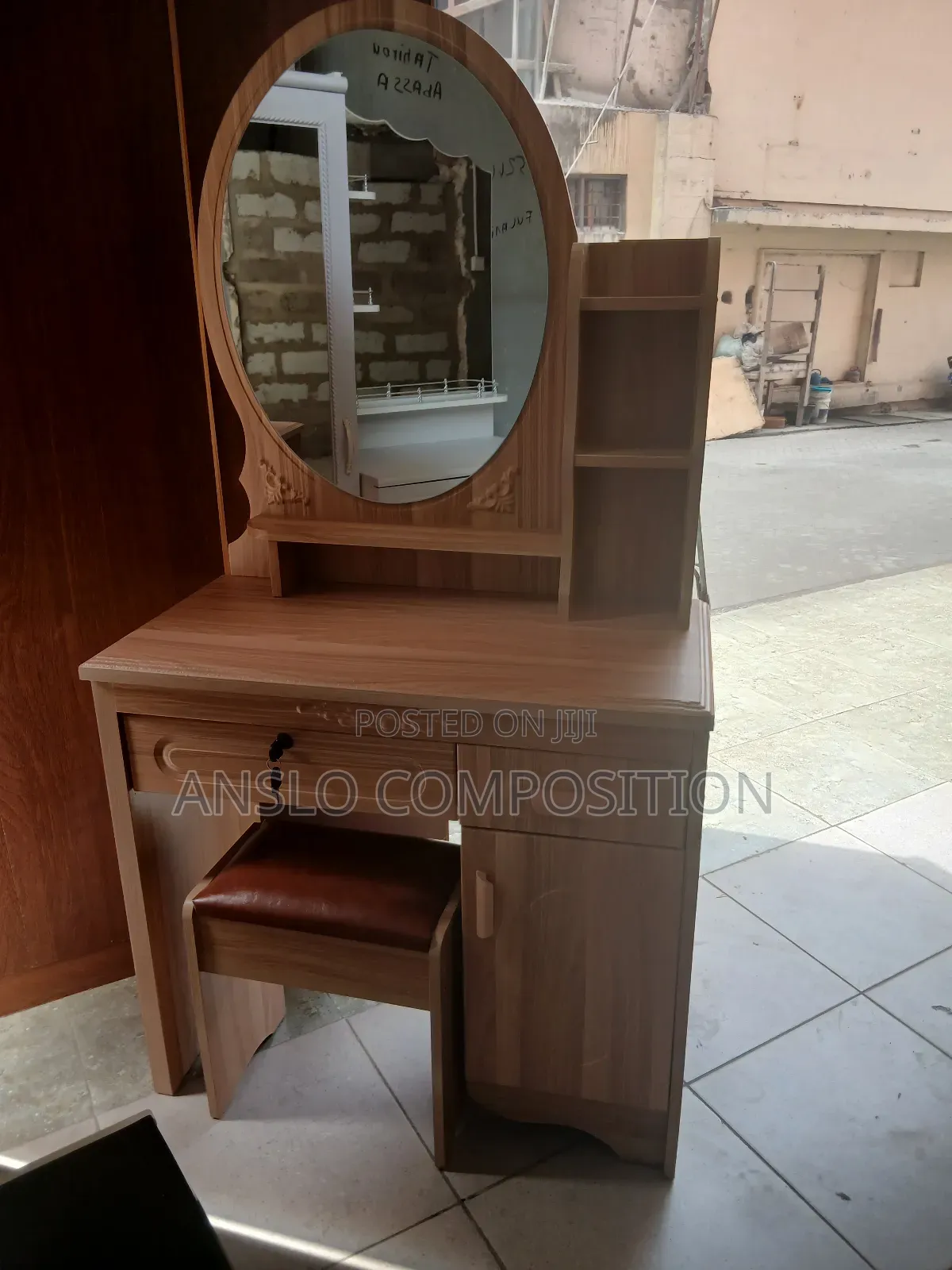 Real Shadow Dressing Table