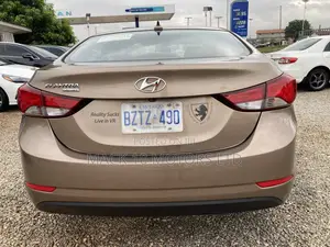 Hyundai Elantra Limited Sedan FWD (1.8L 4cyl 6A) 2016 Gold