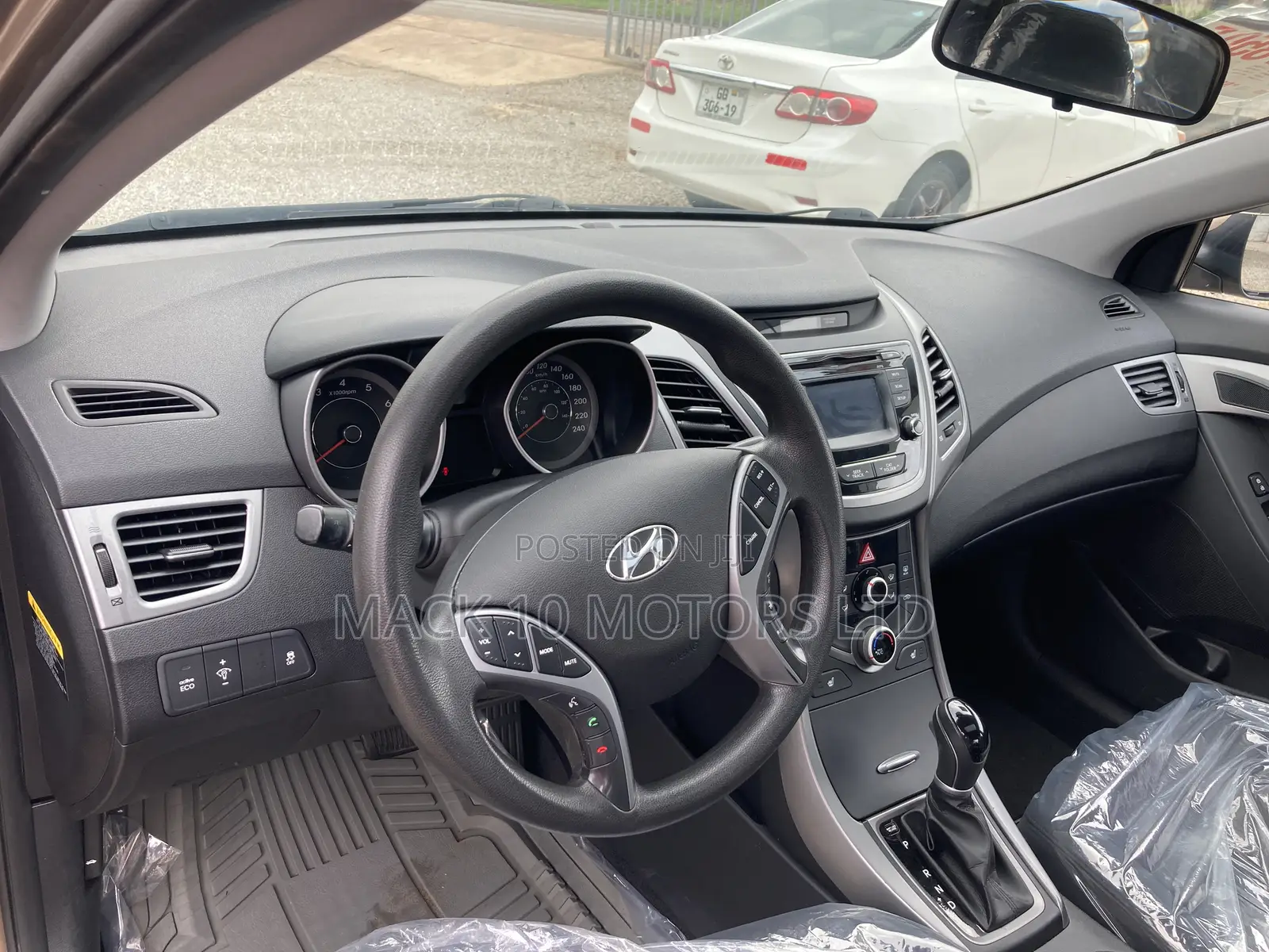 Hyundai Elantra Limited Sedan FWD (1.8L 4cyl 6A) 2016 Gold