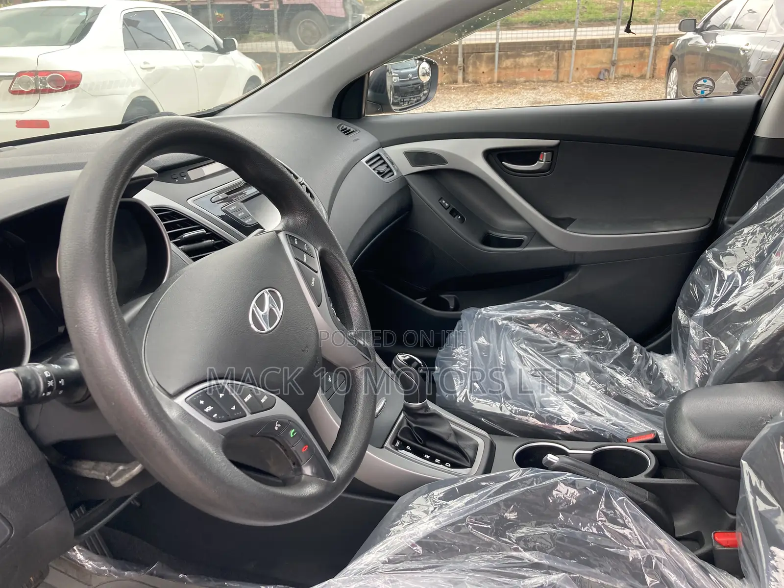 Hyundai Elantra Limited Sedan FWD (1.8L 4cyl 6A) 2016 Gold