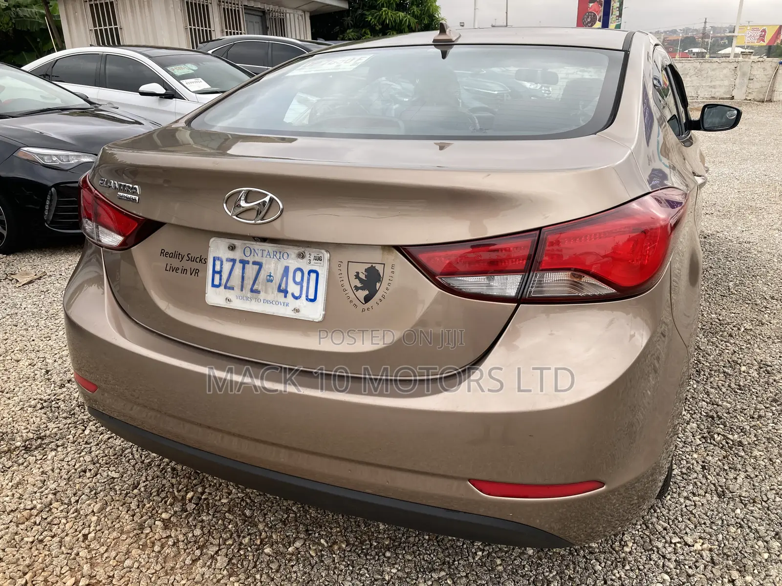 Hyundai Elantra Limited Sedan FWD (1.8L 4cyl 6A) 2016 Gold