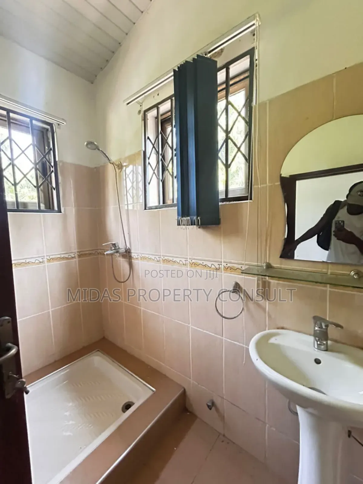 5bedroom Self Compound to Let for Office Use at Ridge
