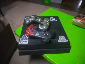 Ps4, 2 Controller Plus 5 Games
