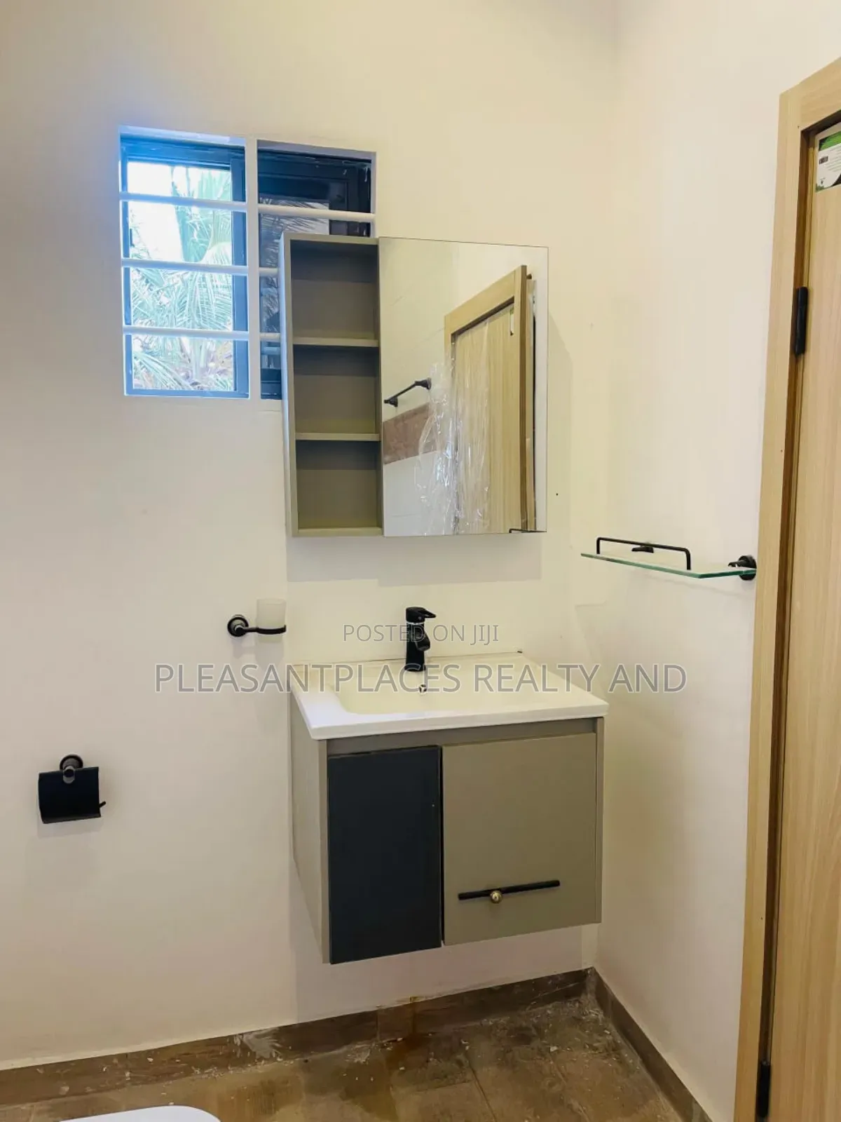 4bdrm House in Pleasantplaces, East Legon for sale