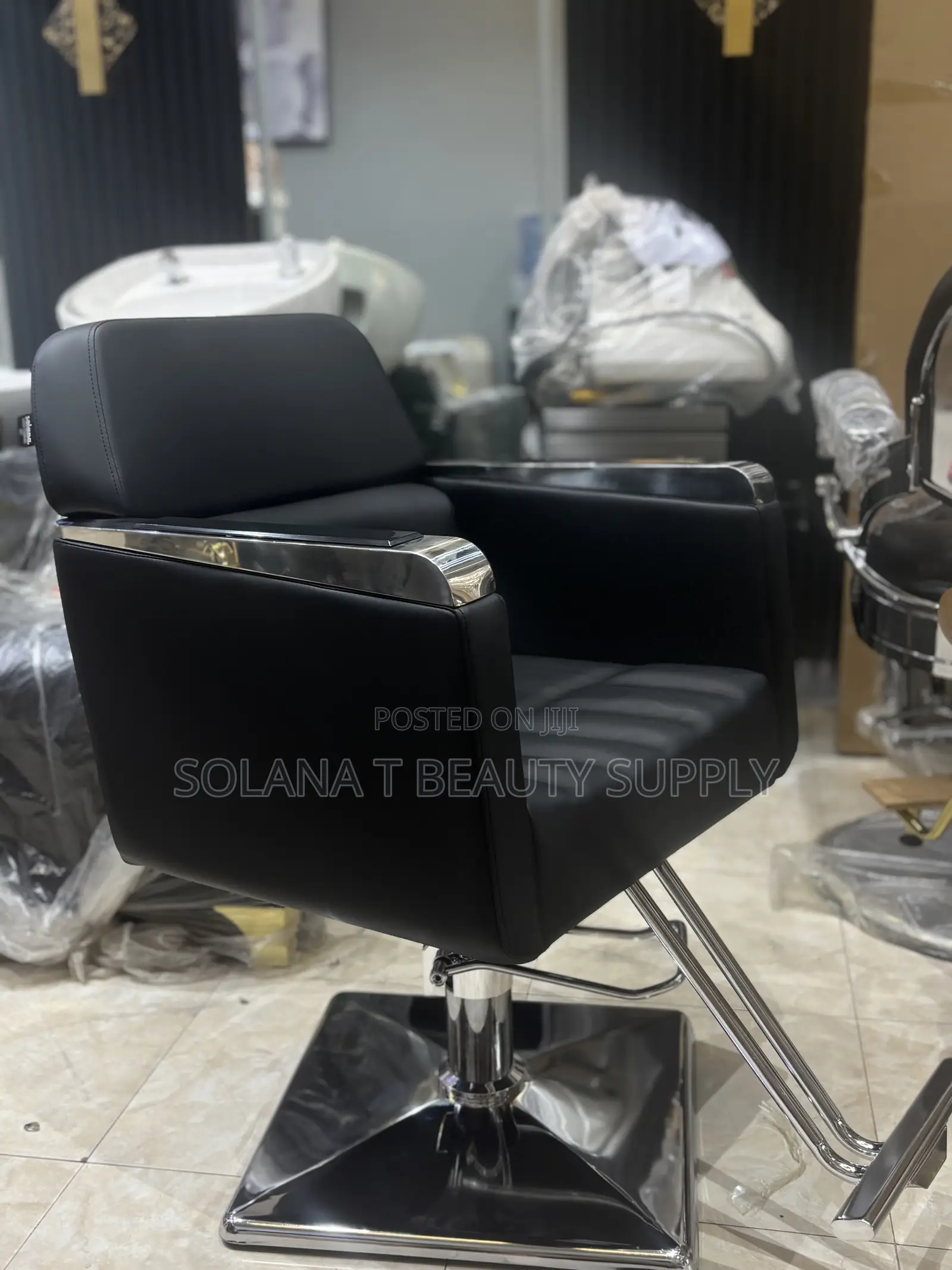 Modern Salon Chair Designed for Comfort and Durability