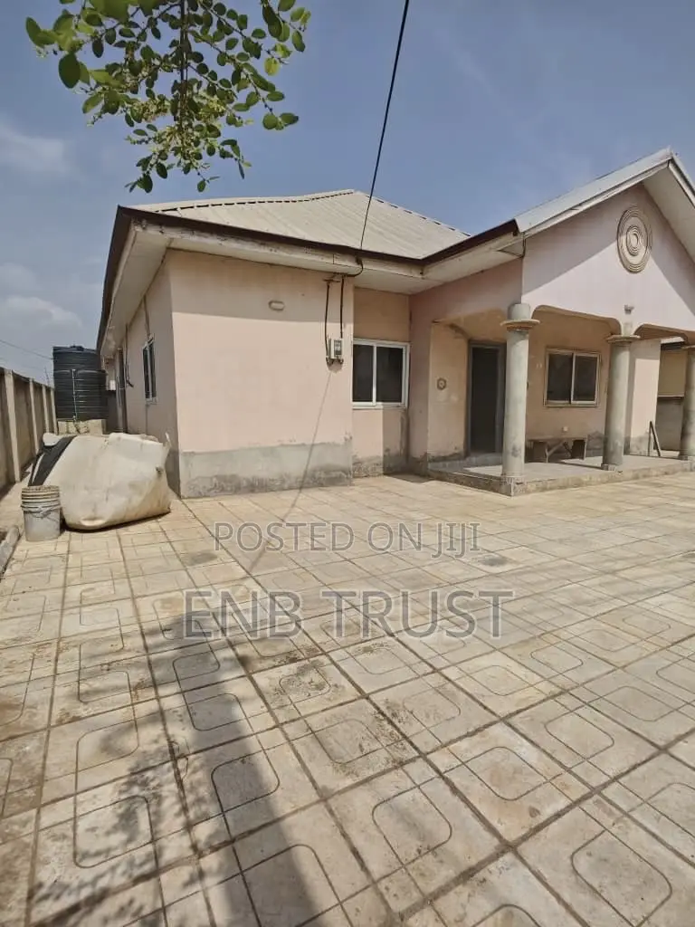 3bdrm House in Tema Community 25 for sale