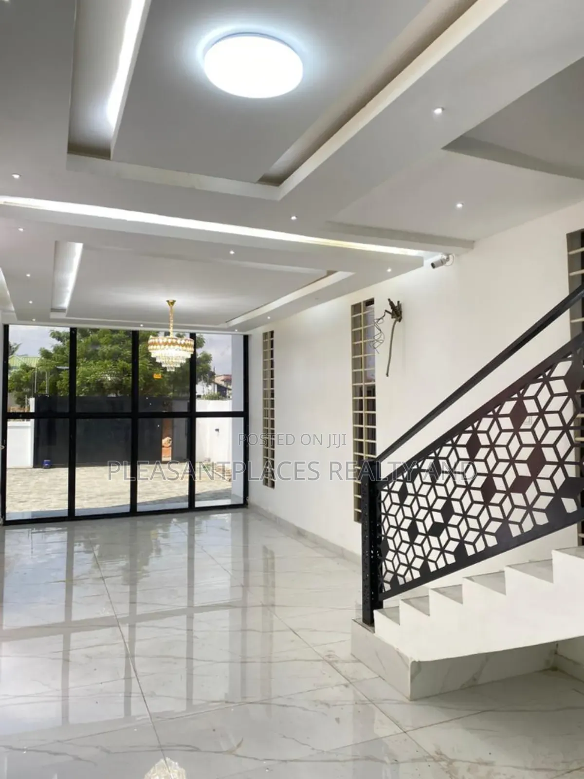 5bdrm House in Pleasantplaces, East Legon for sale