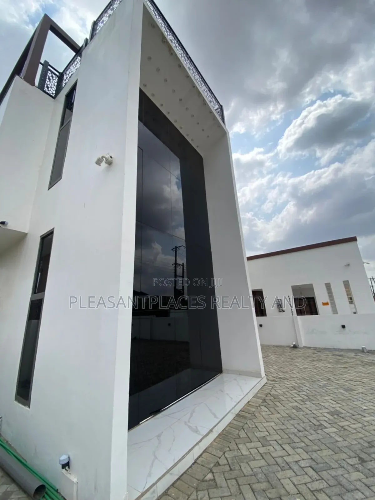 5bdrm House in Pleasantplaces, East Legon for sale