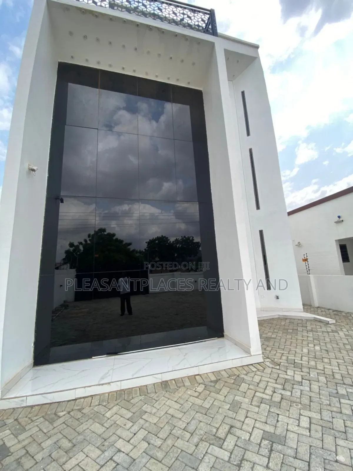 5bdrm House in Pleasantplaces, East Legon for sale