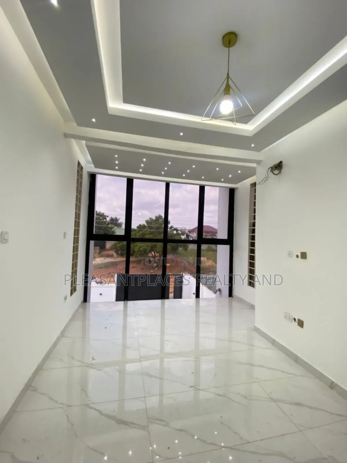 5bdrm House in Pleasantplaces, East Legon for sale
