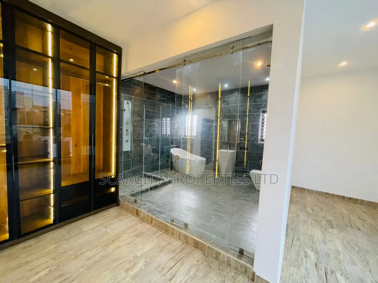 5bdrm House in Lakeside, Adenta for sale