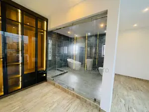 5bdrm House in Lakeside, Adenta for sale