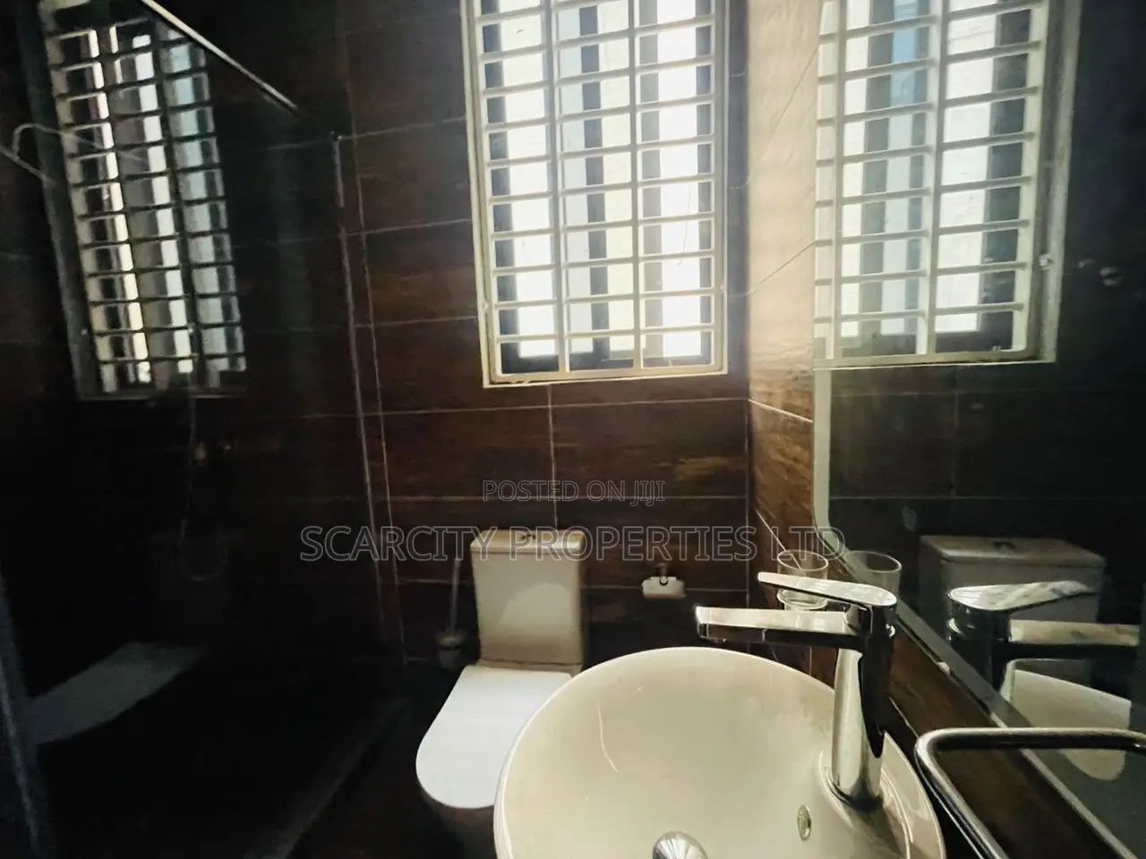 5bdrm House in Lakeside, Adenta for sale