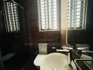 5bdrm House in Lakeside, Adenta for sale