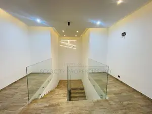 5bdrm House in Lakeside, Adenta for sale