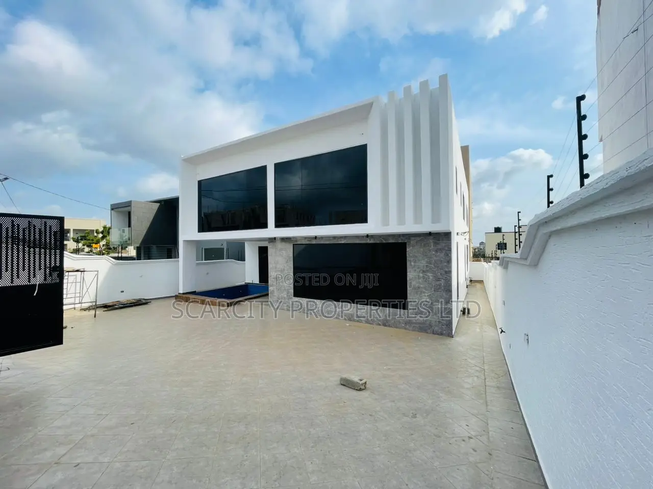 5bdrm House in Lakeside, Adenta for sale