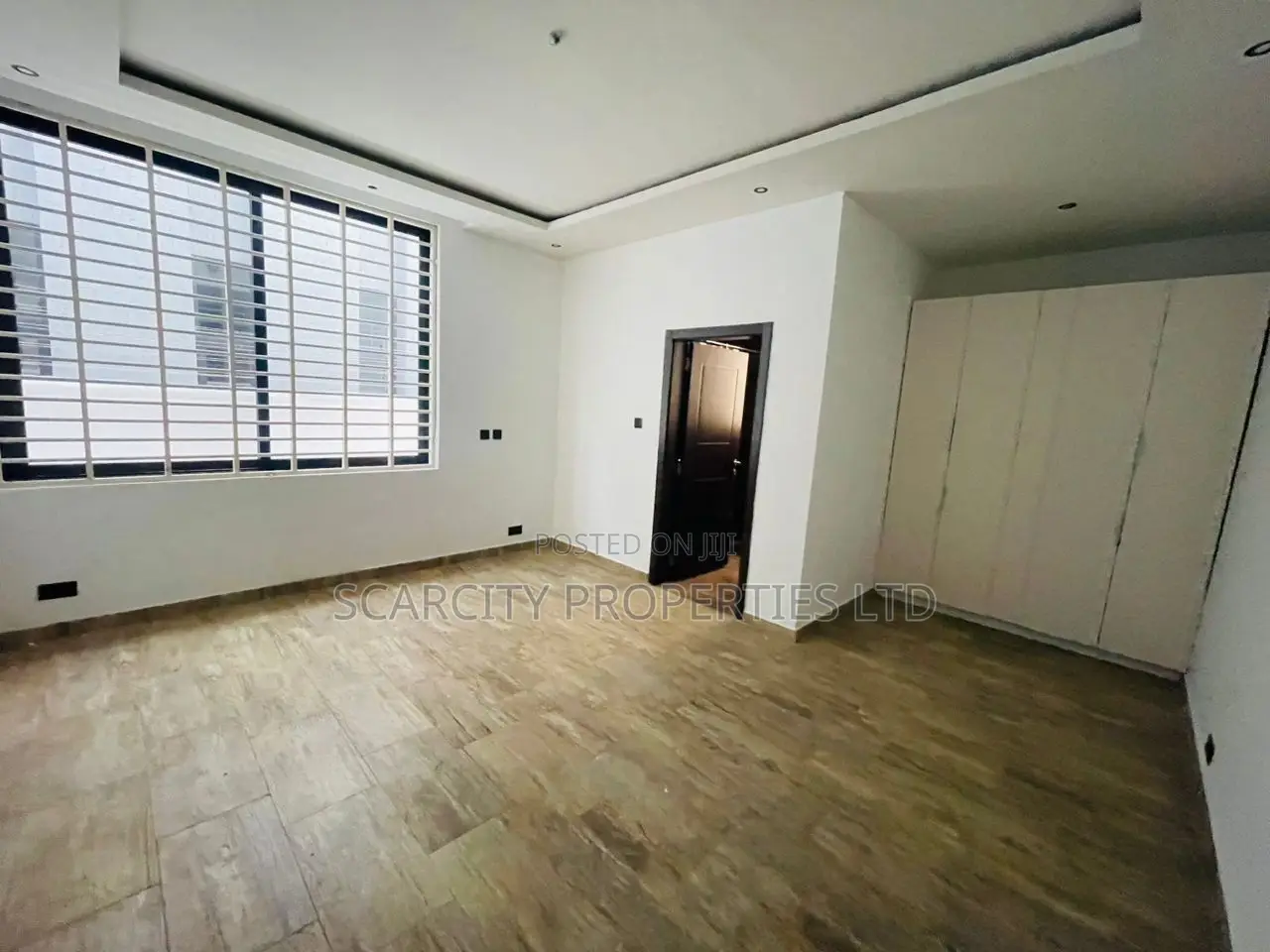 5bdrm House in Lakeside, Adenta for sale