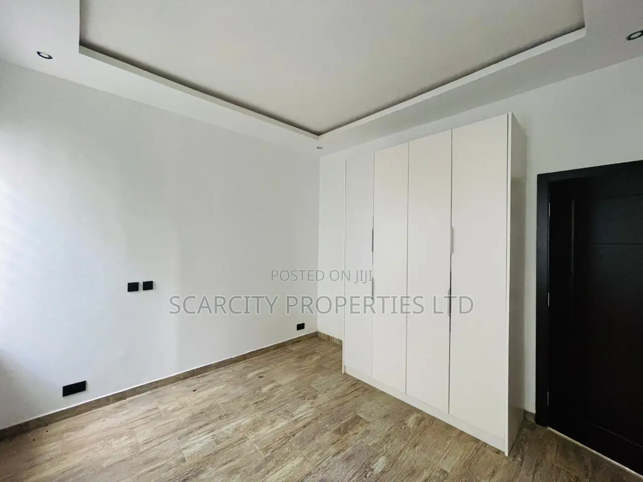 5bdrm House in Lakeside, Adenta for sale
