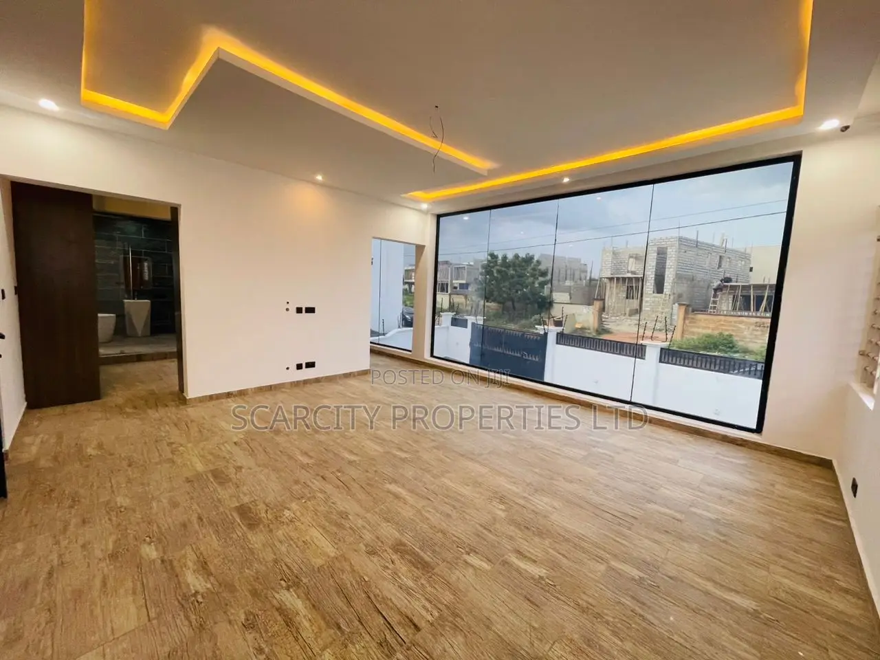 5bdrm House in Lakeside, Adenta for sale