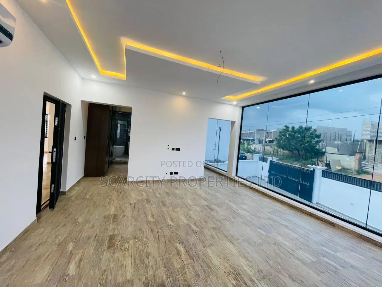 5bdrm House in Lakeside, Adenta for sale