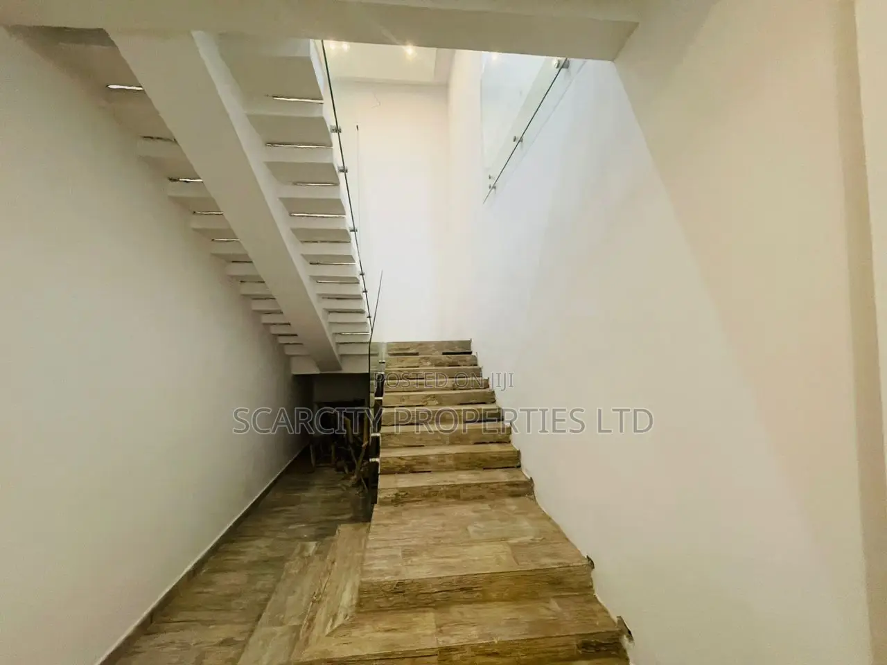 5bdrm House in Lakeside, Adenta for sale