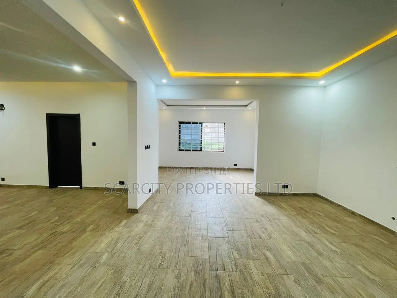 5bdrm House in Lakeside, Adenta for sale