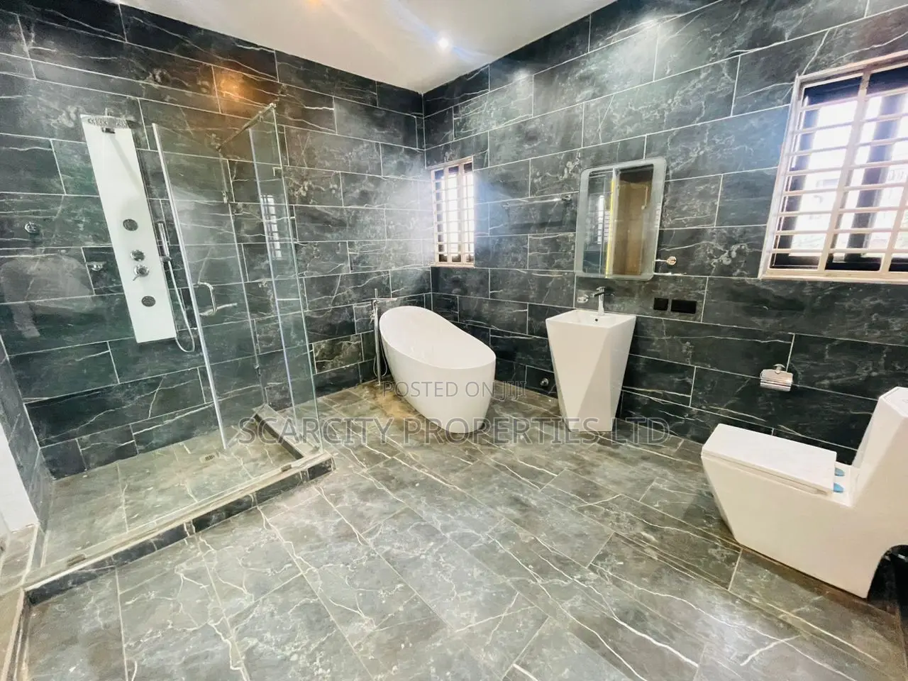 5bdrm House in Lakeside, Adenta for sale