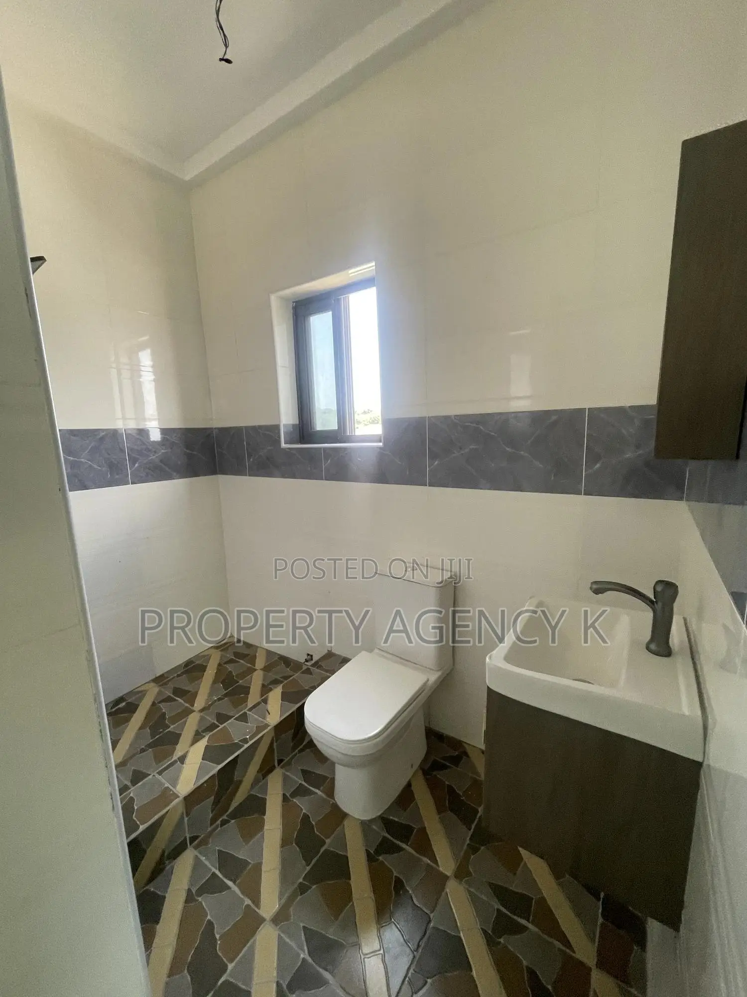 2bdrm Apartment in Kfs, West Hills Mall Area for rent