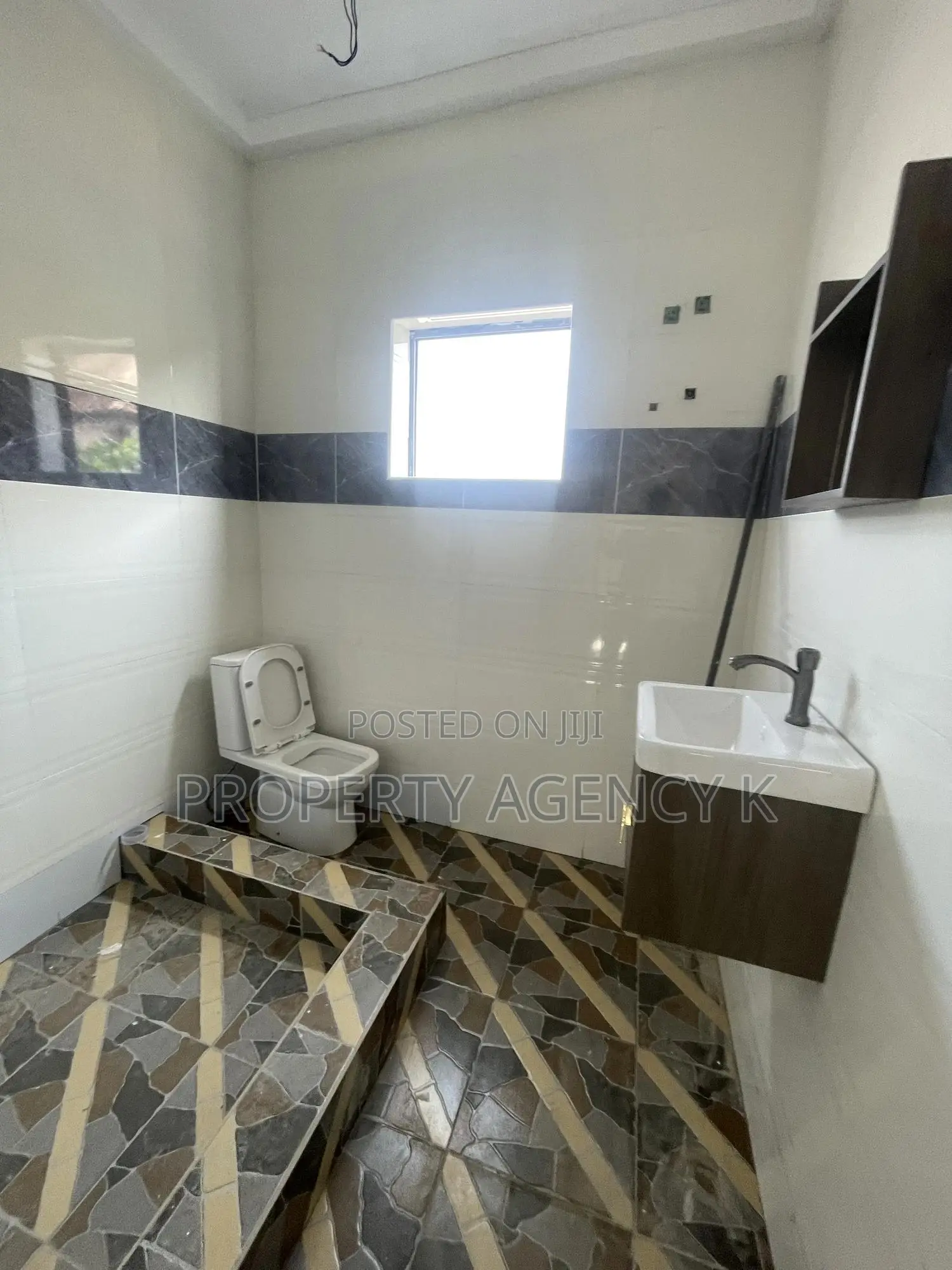 2bdrm Apartment in Kfs, West Hills Mall Area for rent