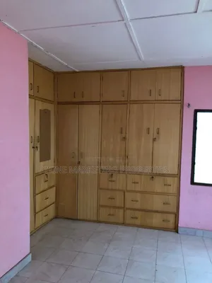 5bdrm House in Off New Market Road, Kasoa for sale
