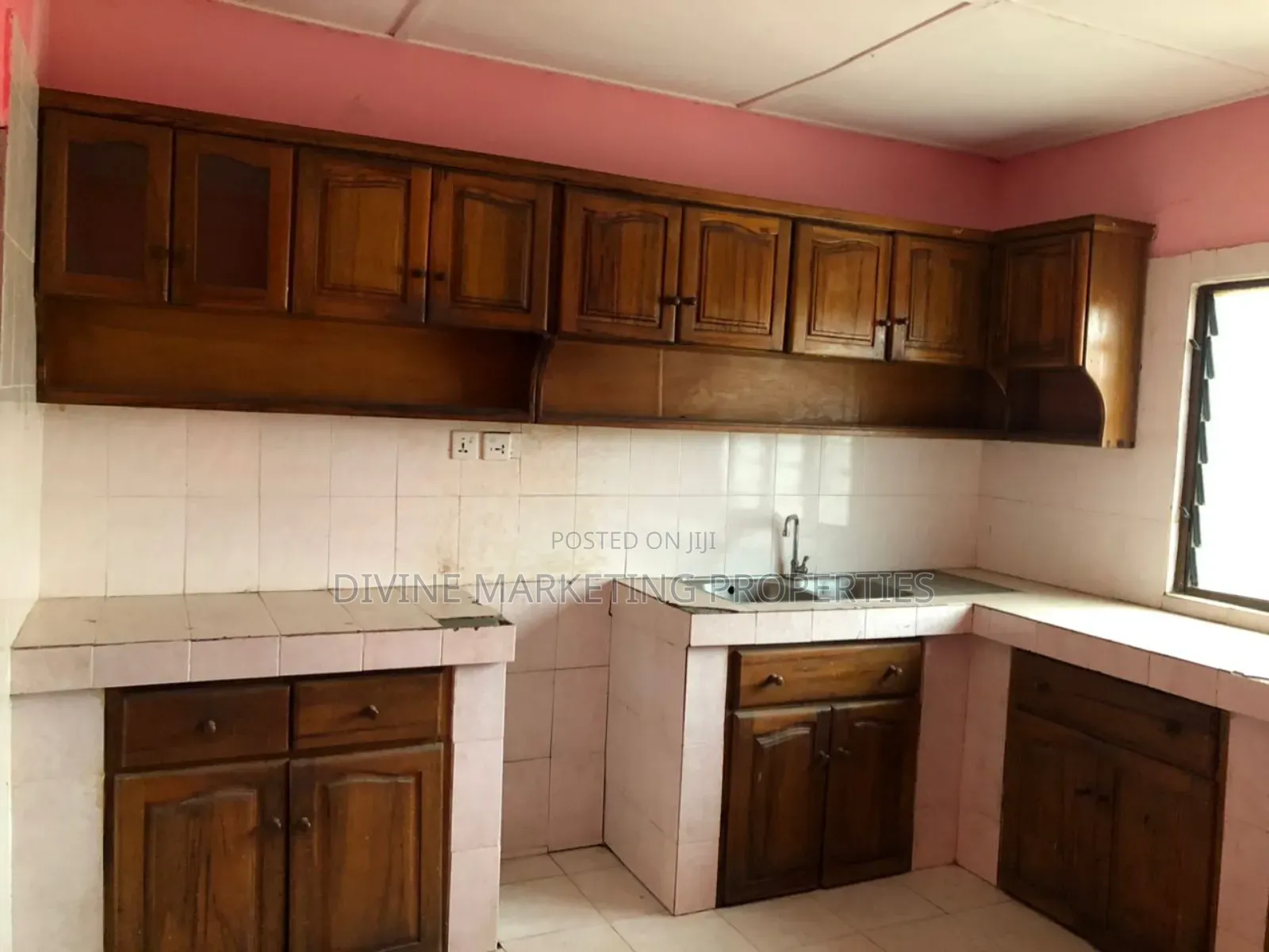 5bdrm House in Off New Market Road, Kasoa for sale