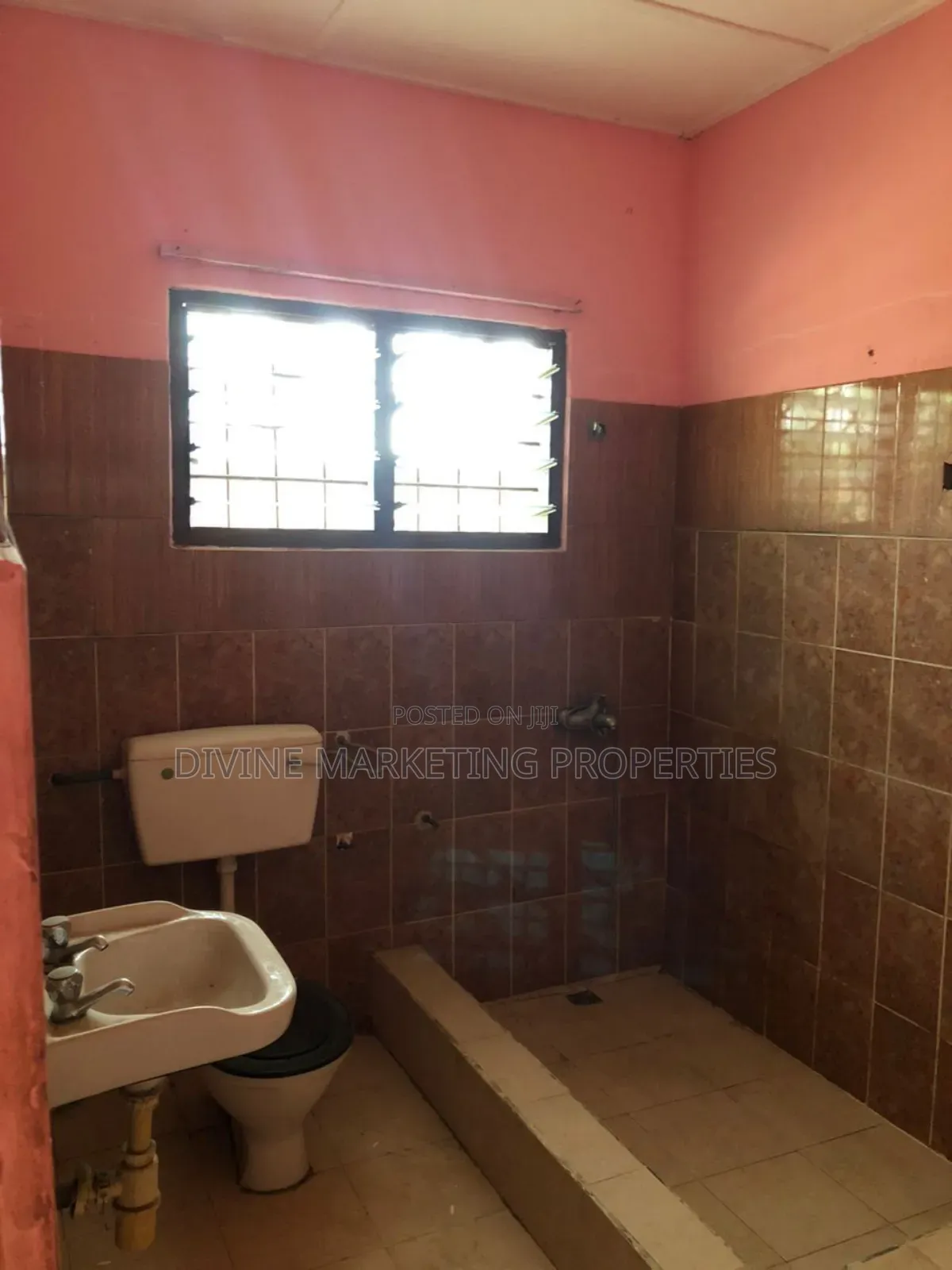 5bdrm House in Off New Market Road, Kasoa for sale