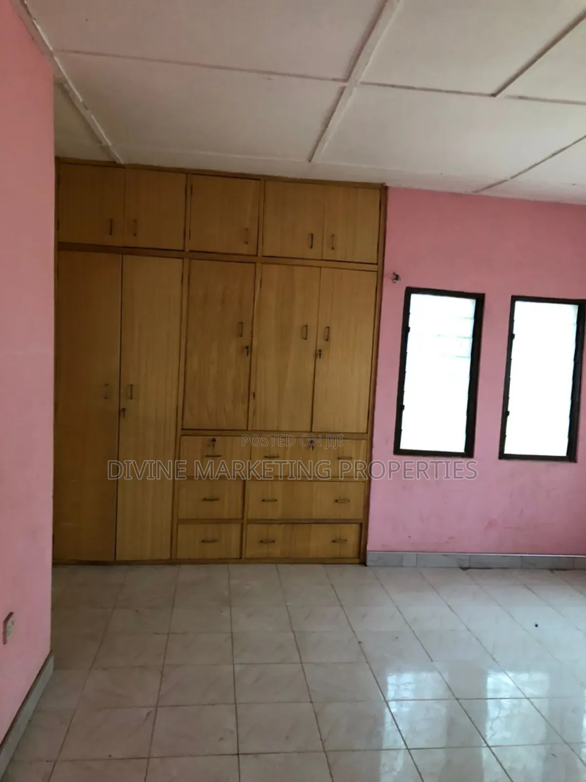 5bdrm House in Off New Market Road, Kasoa for sale